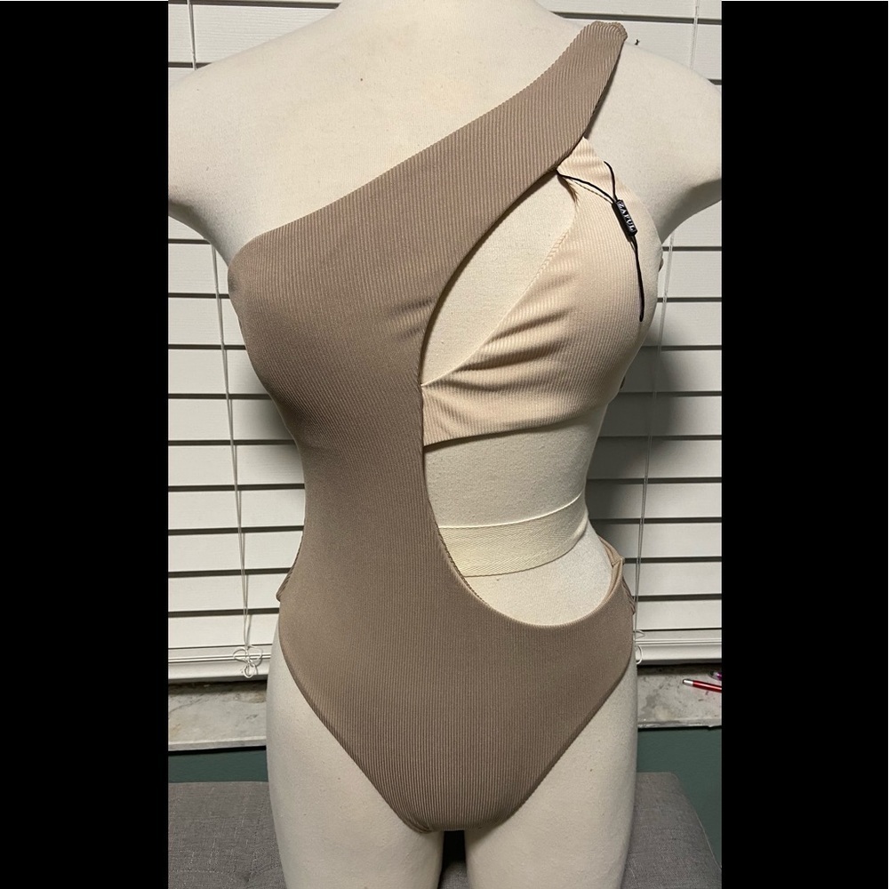 Zaful women’s one piece cutout swimsuit